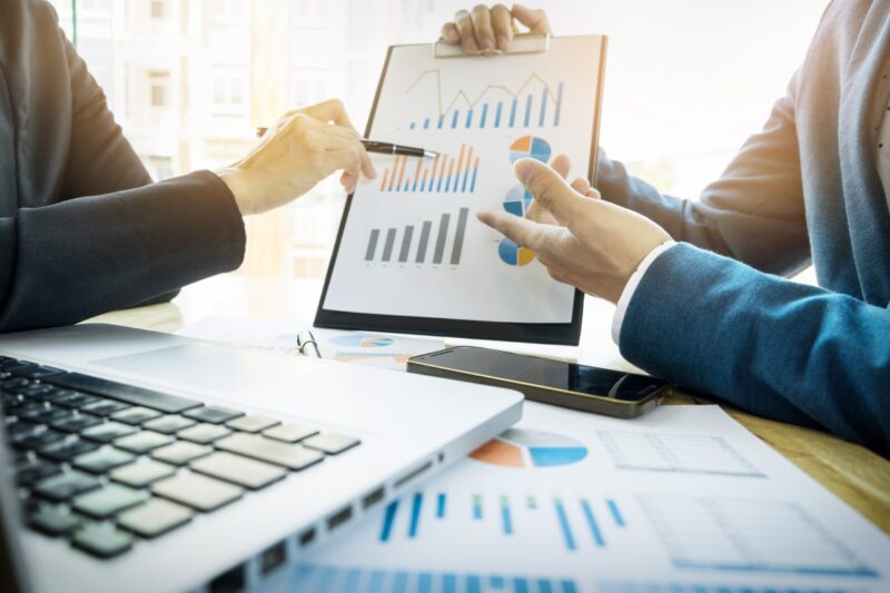 川普與澤倫斯基會議促進烏克蘭和平進程，全球貿易緊張加劇